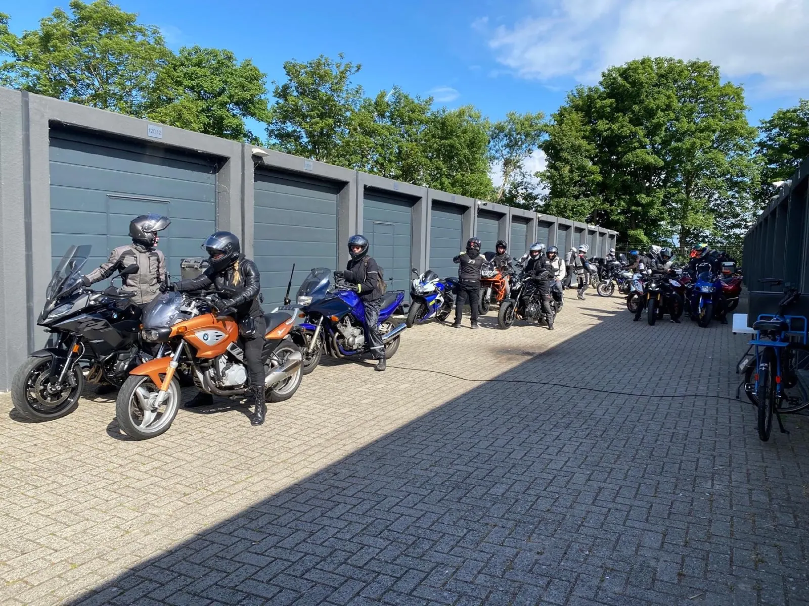 Motorrijders verzamelen zich bij de motorboxen voor vertrek